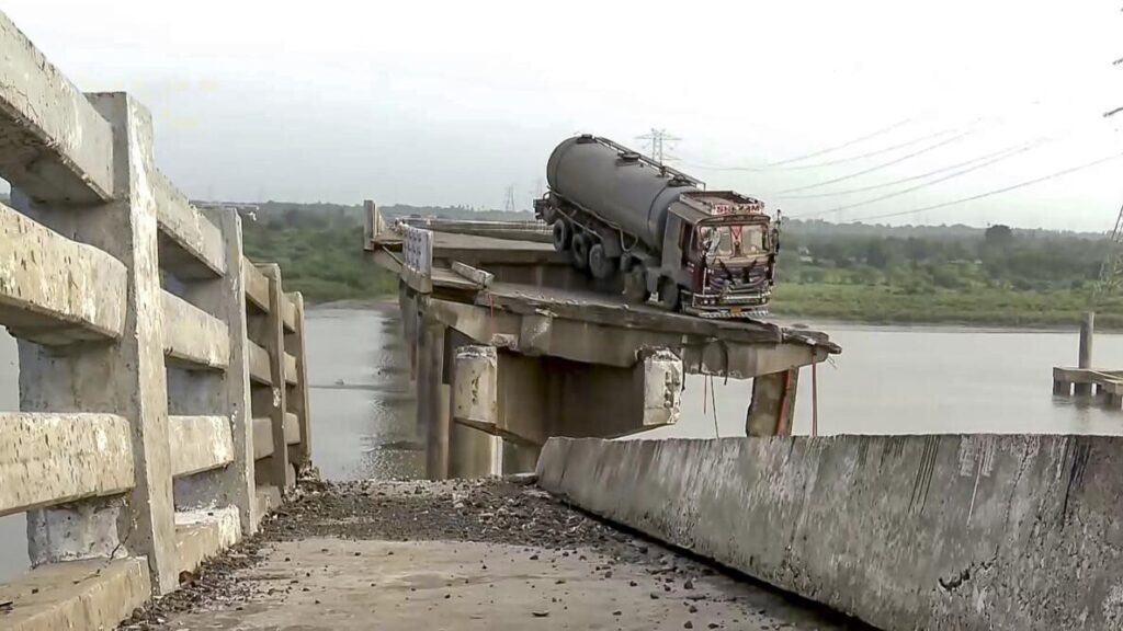 Gujarat Bridge Collapse 3